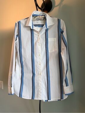 NWT GAP 
STRIPED BUTTON DOWN BOYFRIEND SHIRT